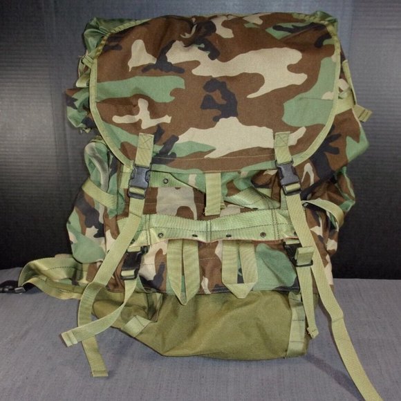 XL WOODLAND BDU RUCKSACK BACKPACK w/SLEEPING COMPLETE w/SHOULDER STRAPS EC 1067